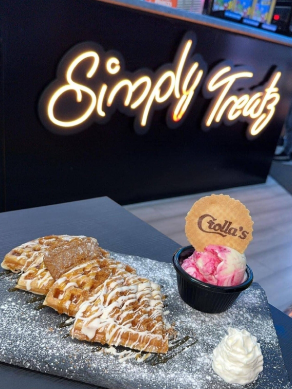  Simply Treatz in Bo’ness Belgian waffles with fresh berries, banana slices, and a chocolate dip. 